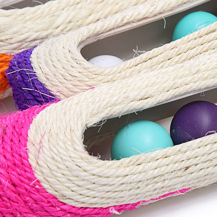 Jouet pour chat en sisal naturel avec trois balles colorées pour un jeu interactif.