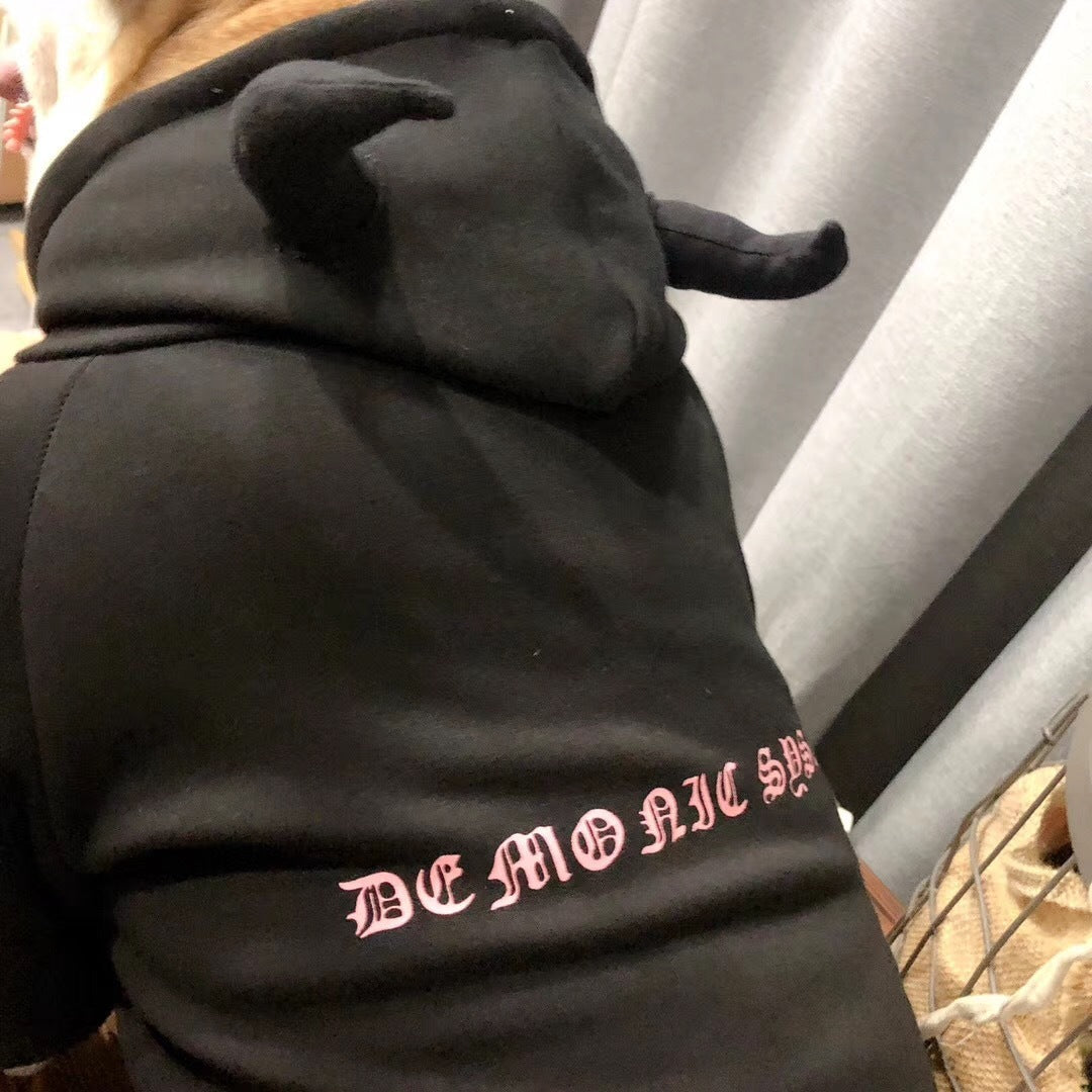 Pull en fleece noir pour chien avec des oreilles et inscription Halloween, parfait pour les fêtes.