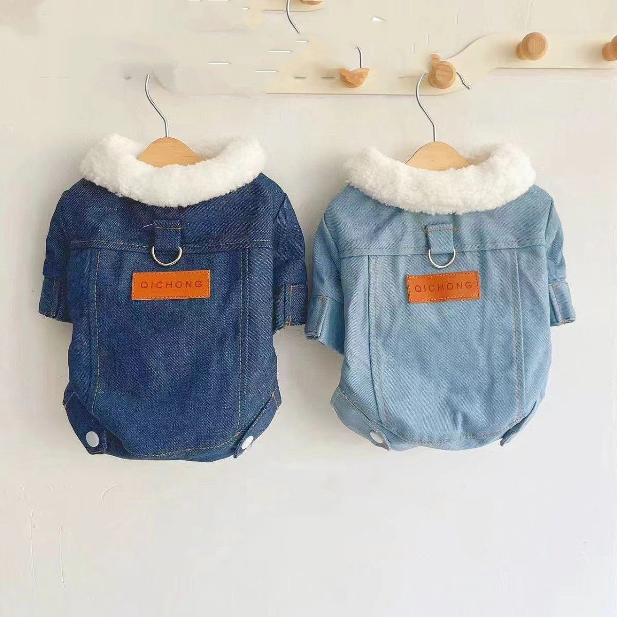 Vêtements en coton épais pour chiens Chihuahua, costume en denim avec col en fourrure, disponibles en bleu foncé et bleu clair.