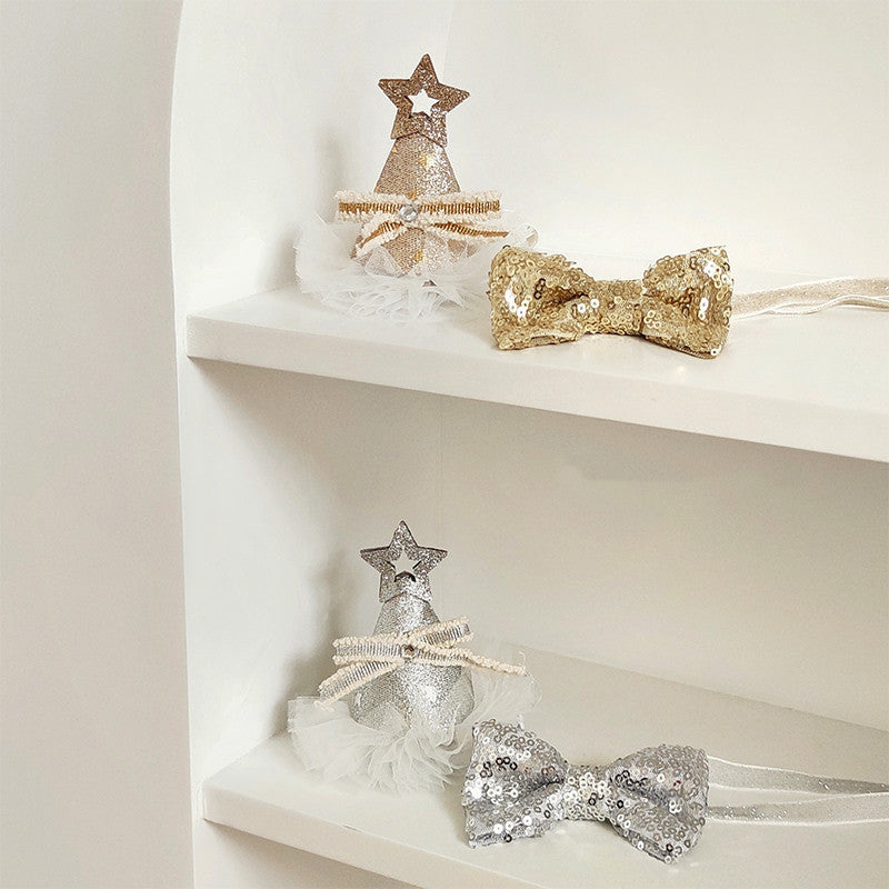 Chapeaux d'anniversaire chat en sequins or et argent avec nœuds décoratifs sur étagère.