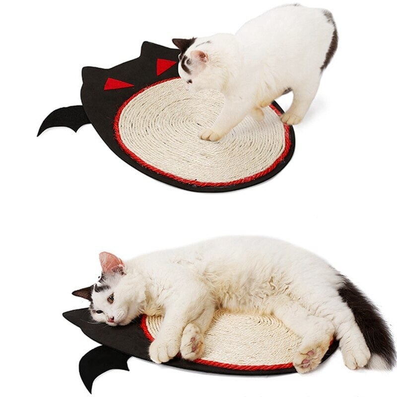 Tapis grattage pour chats en sisal noir avec design amusant, idéal pour jouer et se reposer.