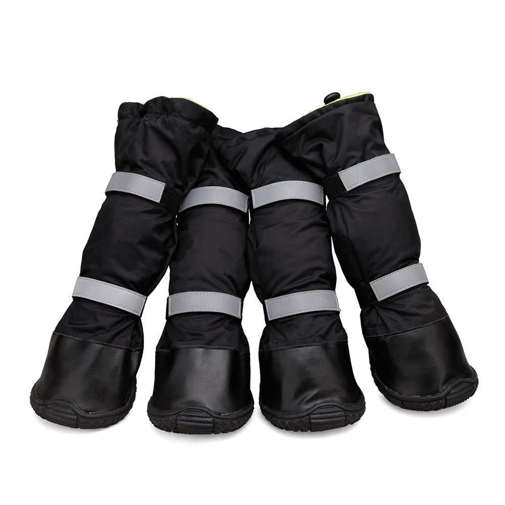 Bottes imperméables noires pour chiens avec sangle réfléchissante, conçues pour la protection contre la neige.