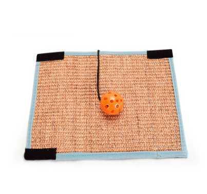 Plaque de grattage en sisal pour chat, avec balle orange interactive pour le jeu.