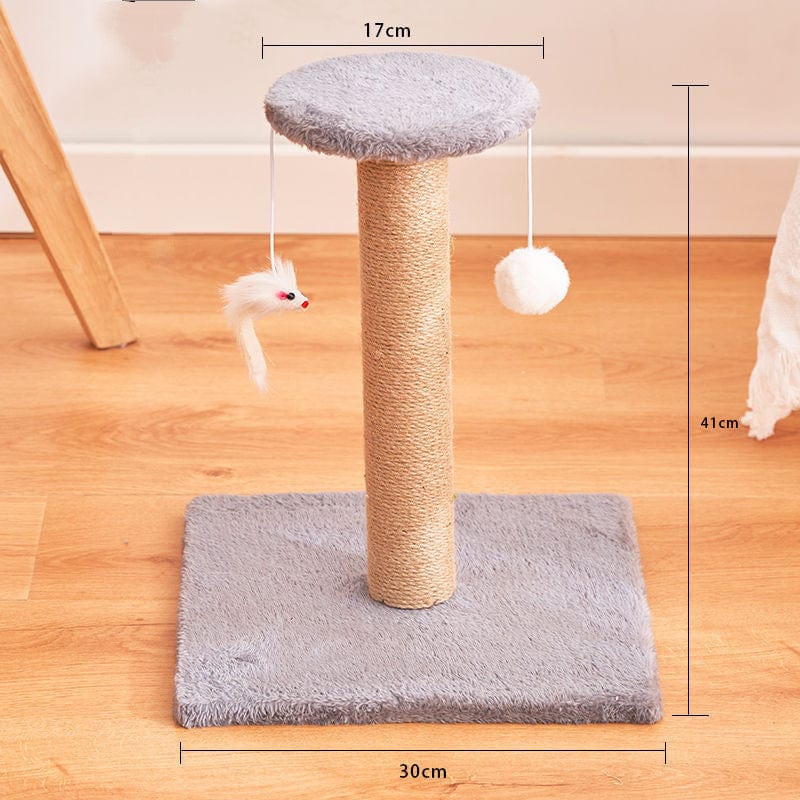 Griffoir vertical en sisal durable pour chats, avec jouets suspendus pour un amusement interactif.