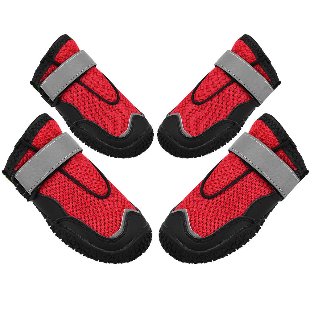 Chaussures pour chiens résistantes et respirantes en rouge avec semelle antidérapante et bandes réfléchissantes.