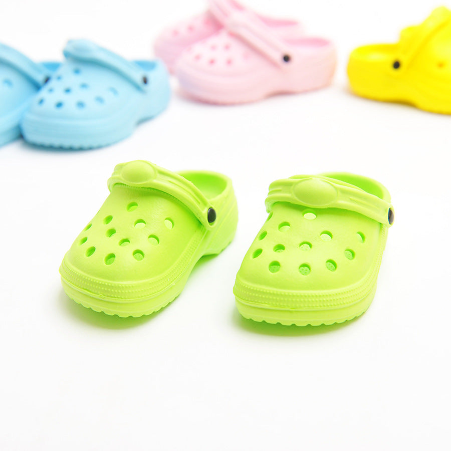 Chaussures d'été pour chiens en vert, confortables et stylées, disponibles dans plusieurs couleurs vives.