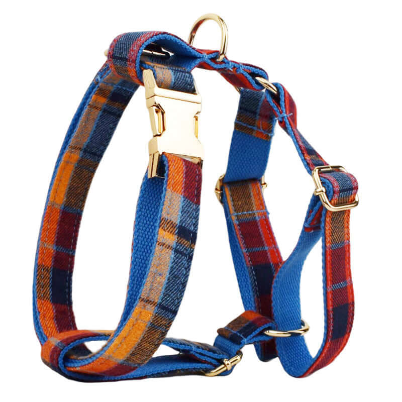 Harnais de sécurité pour chien en tissu à carreaux bleu et rouge, accessoire chic et confortable pour animaux.