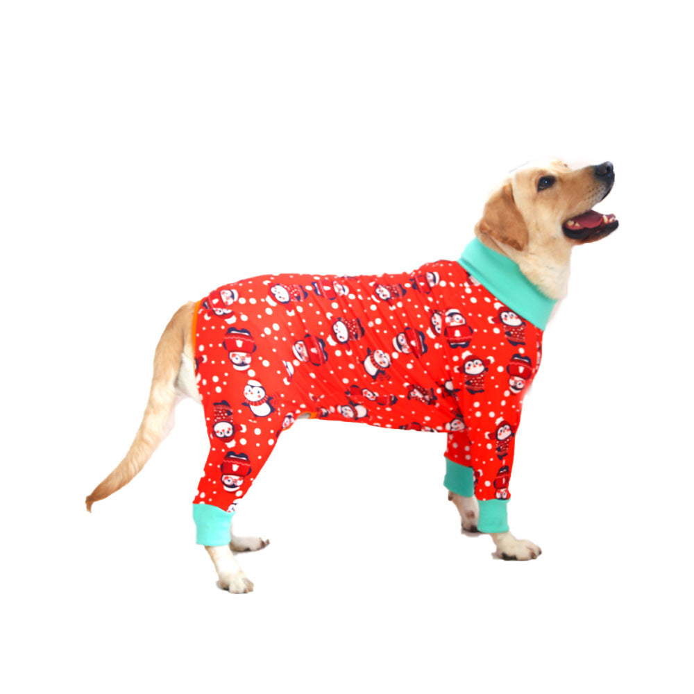 Chien portant un pyjama en coton rouge avec motif de bonhomme de neige, parfait pour le confort et le style.