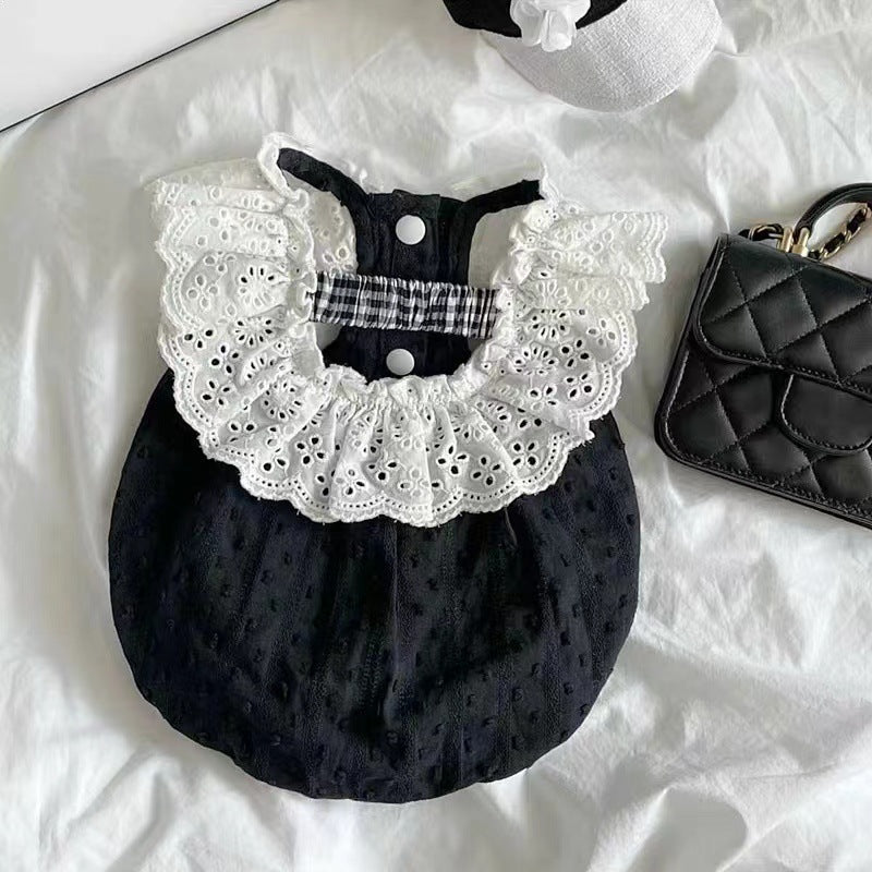 Salopette d'été pour chien noire avec col en dentelle blanche, style décontracté et élégant pour animaux.