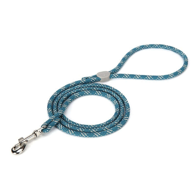 Laisse ajustable colorée pour animaux de compagnie en bleu, parfaite pour les promenades en extérieur.