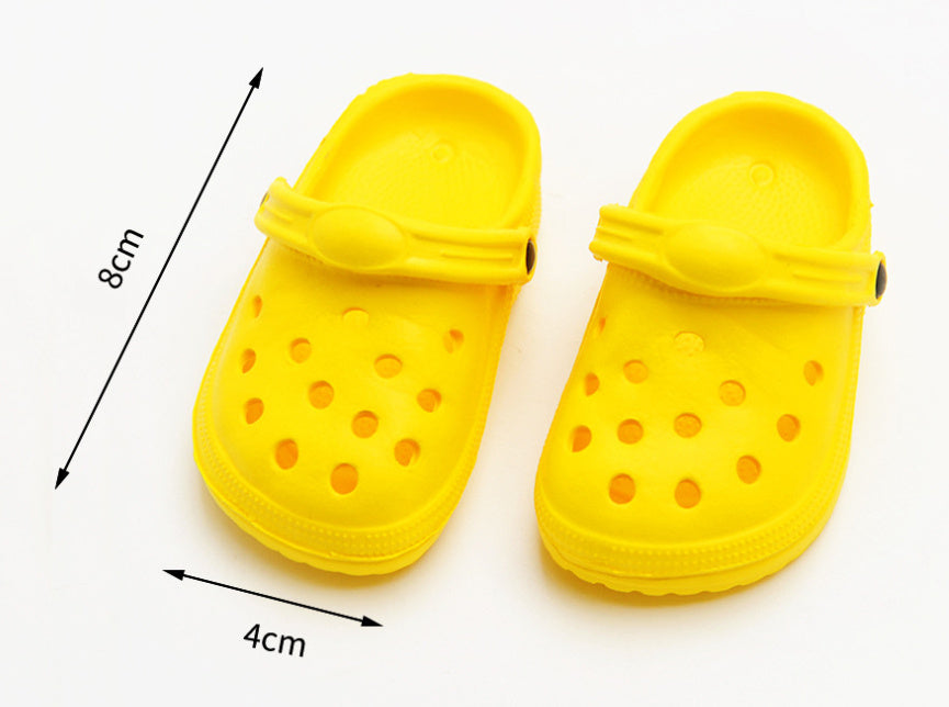 Chaussures d'été pour chiens en jaune, mesurant 8 cm sur 4 cm, idéales pour le confort et le style.
