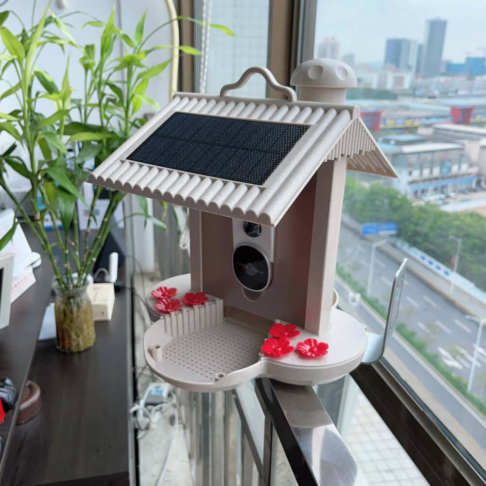 Distributeur Intelligent d’Oiseaux 160° avec panneaux solaires et décor floral, parfait pour nourrir les oiseaux.