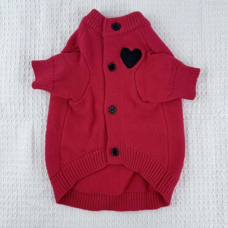 Pull en laine rouge pour chiens avec boutons et coeur noir, idéal pour garder votre animal au chaud.