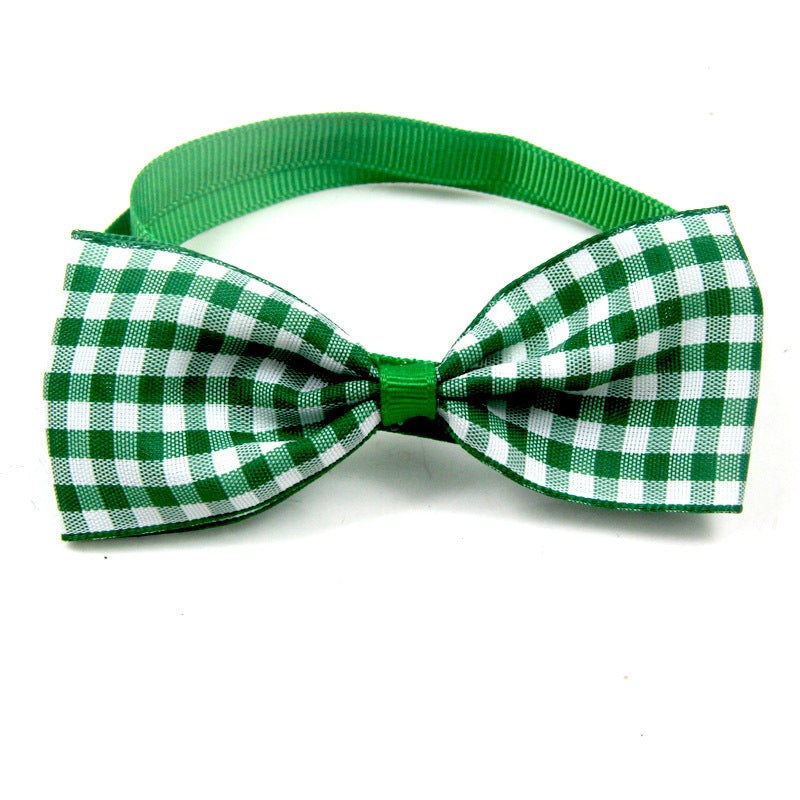 Écharpe à carreaux verts pour animaux, accessoire tendance pour chien ou chat, parfait pour toutes les occasions.