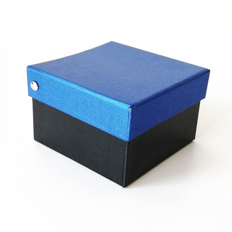 Boîte cadeau élégante avec couvercle bleu et base noire, idéale pour organiser ou offrir des présents.
