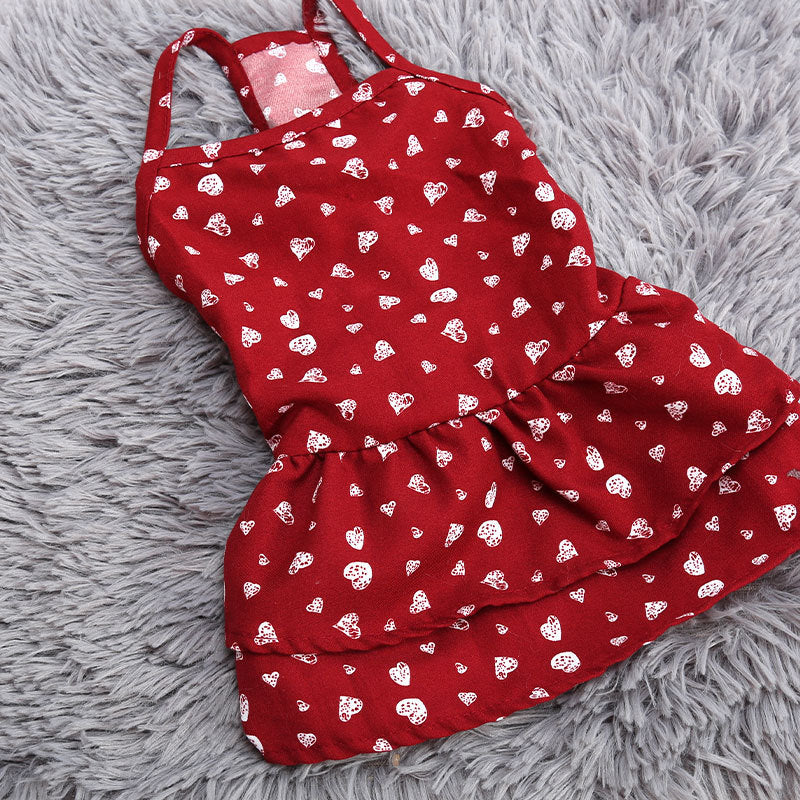 Jupe d'été en rouge à motifs de cœurs pour chiens et chats, confortable et respirante, idéale pour les journées ensoleillées.