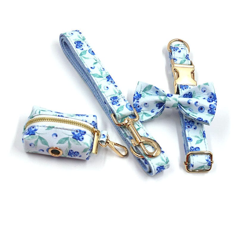 Ensemble de harnais et laisse à motif myrtille pour chiens avec un accessoire en forme de nœud papillon.