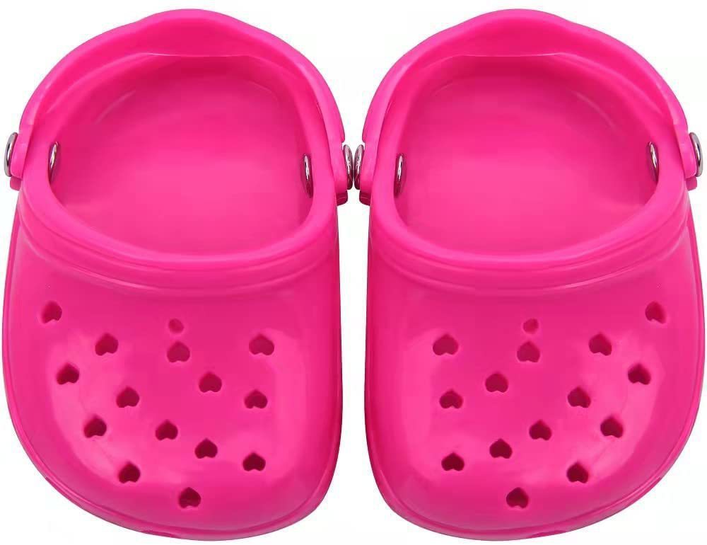 Chaussures pour chien en silicone rose avec coeurs, résistantes à l'usure pour protéger les pattes en plein air.