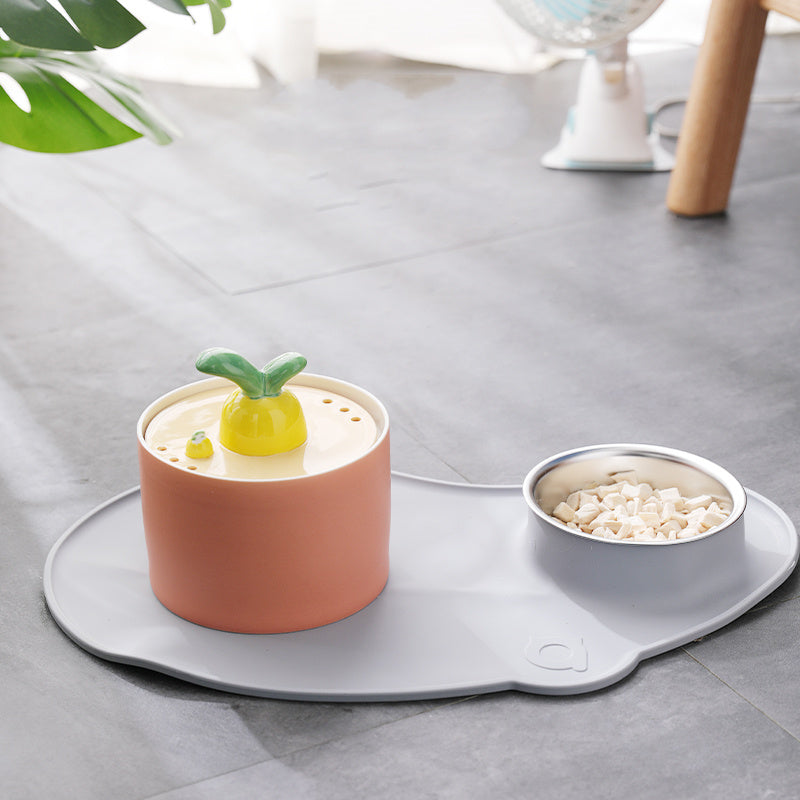 Fontaine à eau pour chien design lapin et radis avec gamelle pour croquettes, accessoire moderne pour animaux.