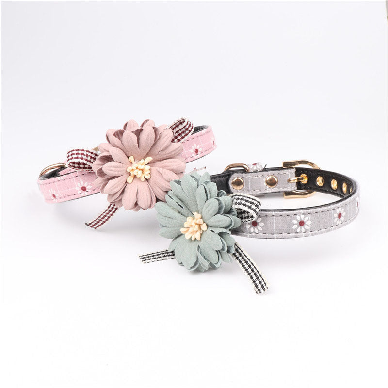 Collier pour chien et chat avec fleurs mignonnes en rose et vert, en matériau PU, élégant et confortable.