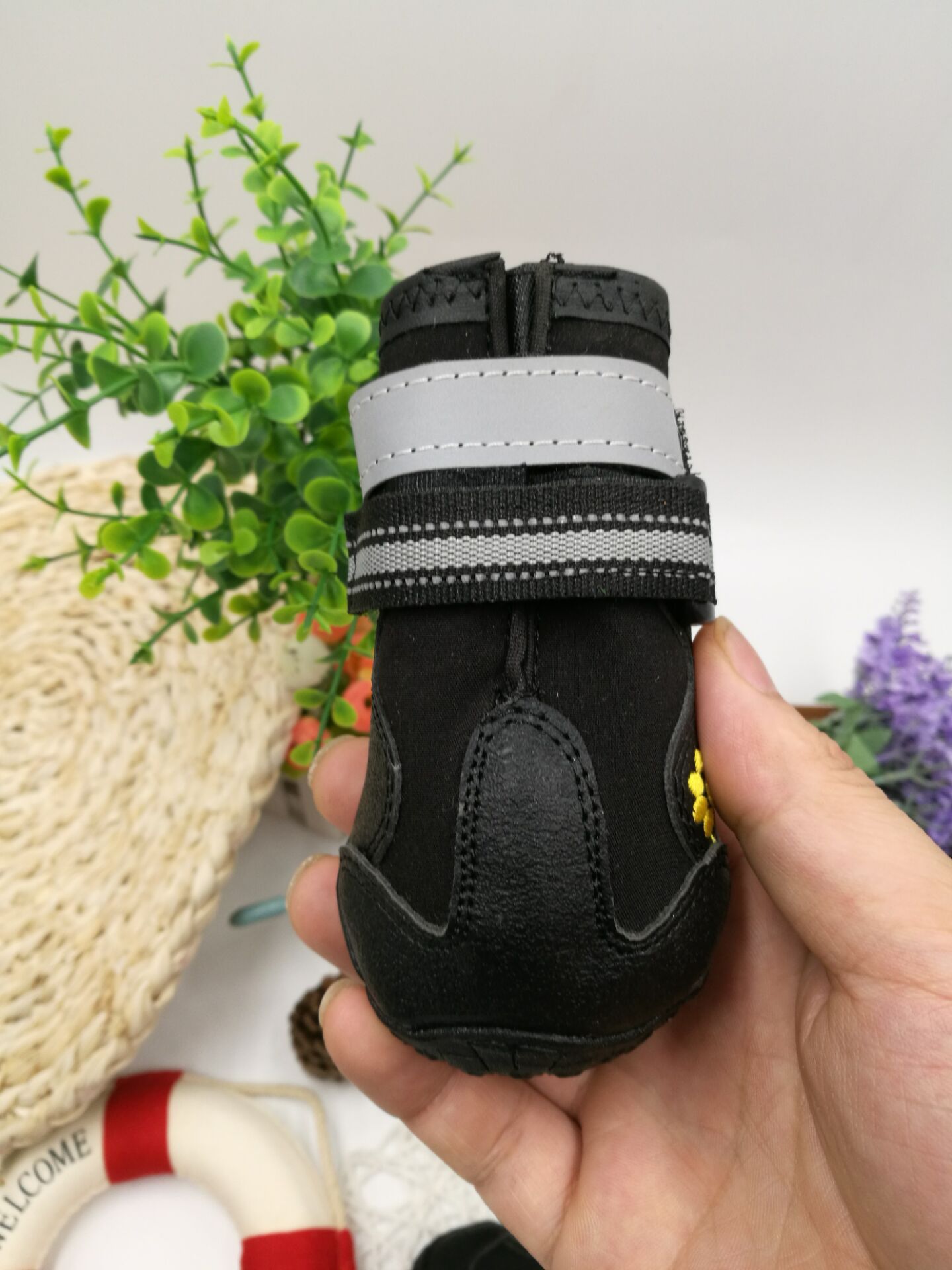 Chaussure pour chien résistante aux intempéries, idéale pour garder les pattes au sec en toutes conditions.