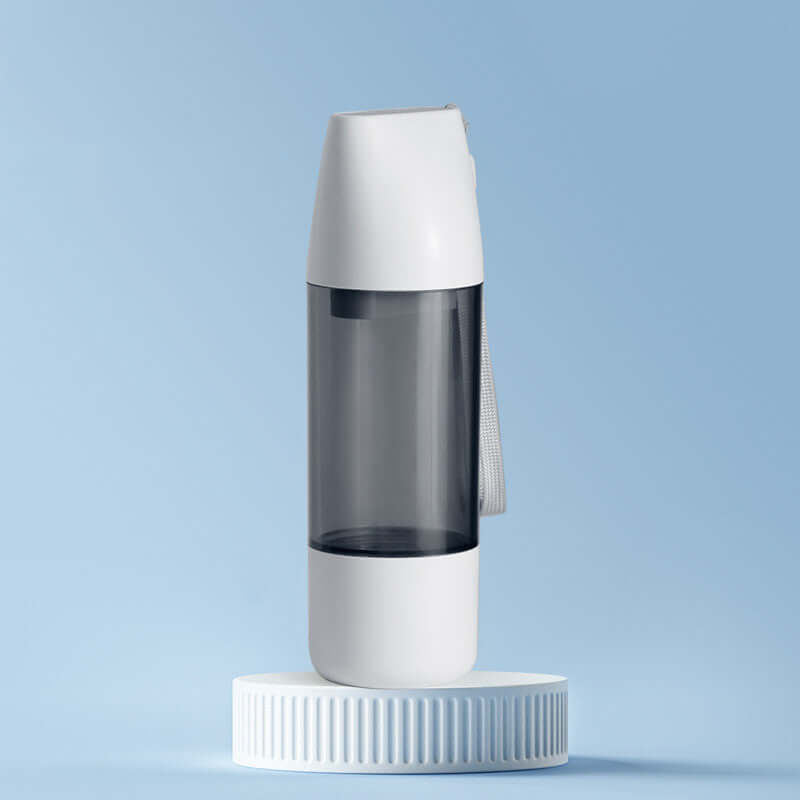 Bouteille d'eau portable pour chien de 350ml sur fond bleu, idéale pour les aventures avec votre animal.