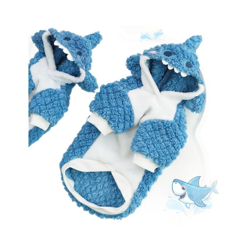 Vêtement en peluche bleu pour animaux, style requin, doux et confortable pour chiens et chats.