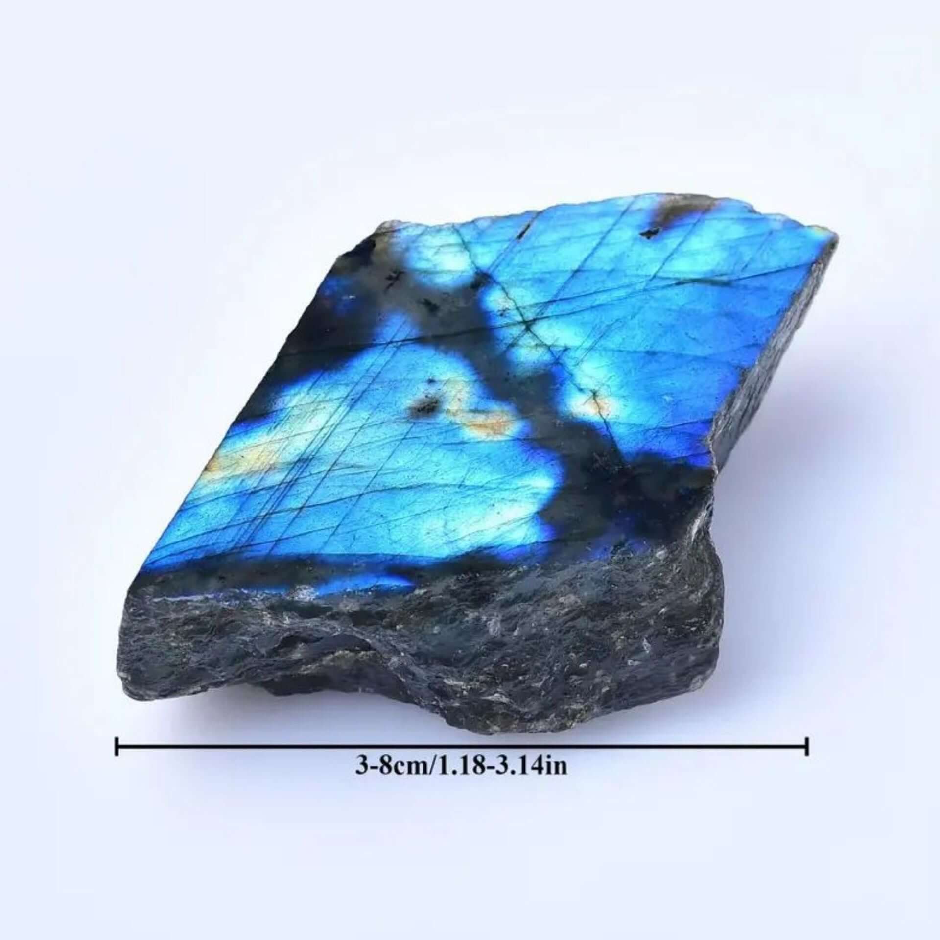 Labradorite polie naturelle montrant ses teintes uniques bleu et or, dimensions 3-8 cm.