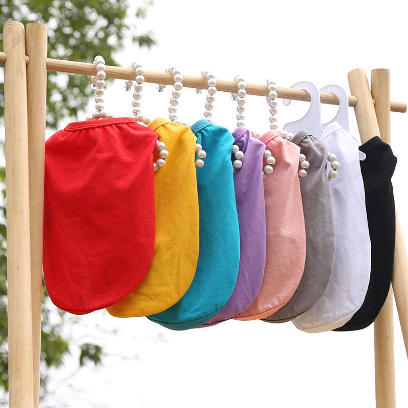 Couleurs vives de gilets en coton pour chiens suspendus, parfaits pour l'été et le confort des animaux.