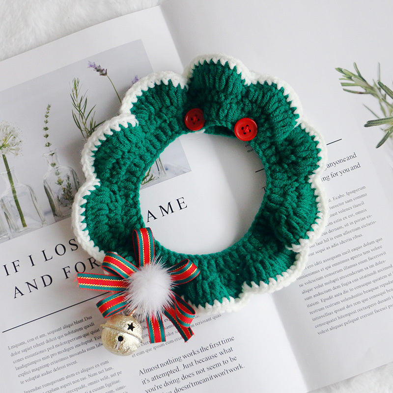 Écharpe de Noël Teddy British Short en tricot vert, ornée de cloches et d'un joli ruban.