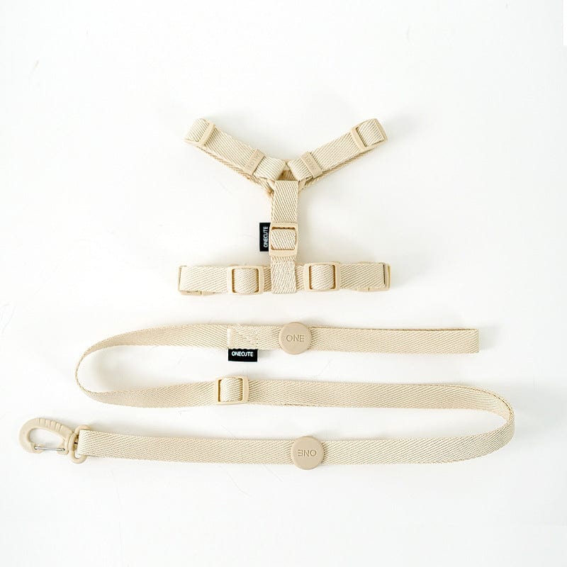 Harnais de sécurité pour chien beige avec laisse assortie, idéal pour les promenades confortables et sûres.