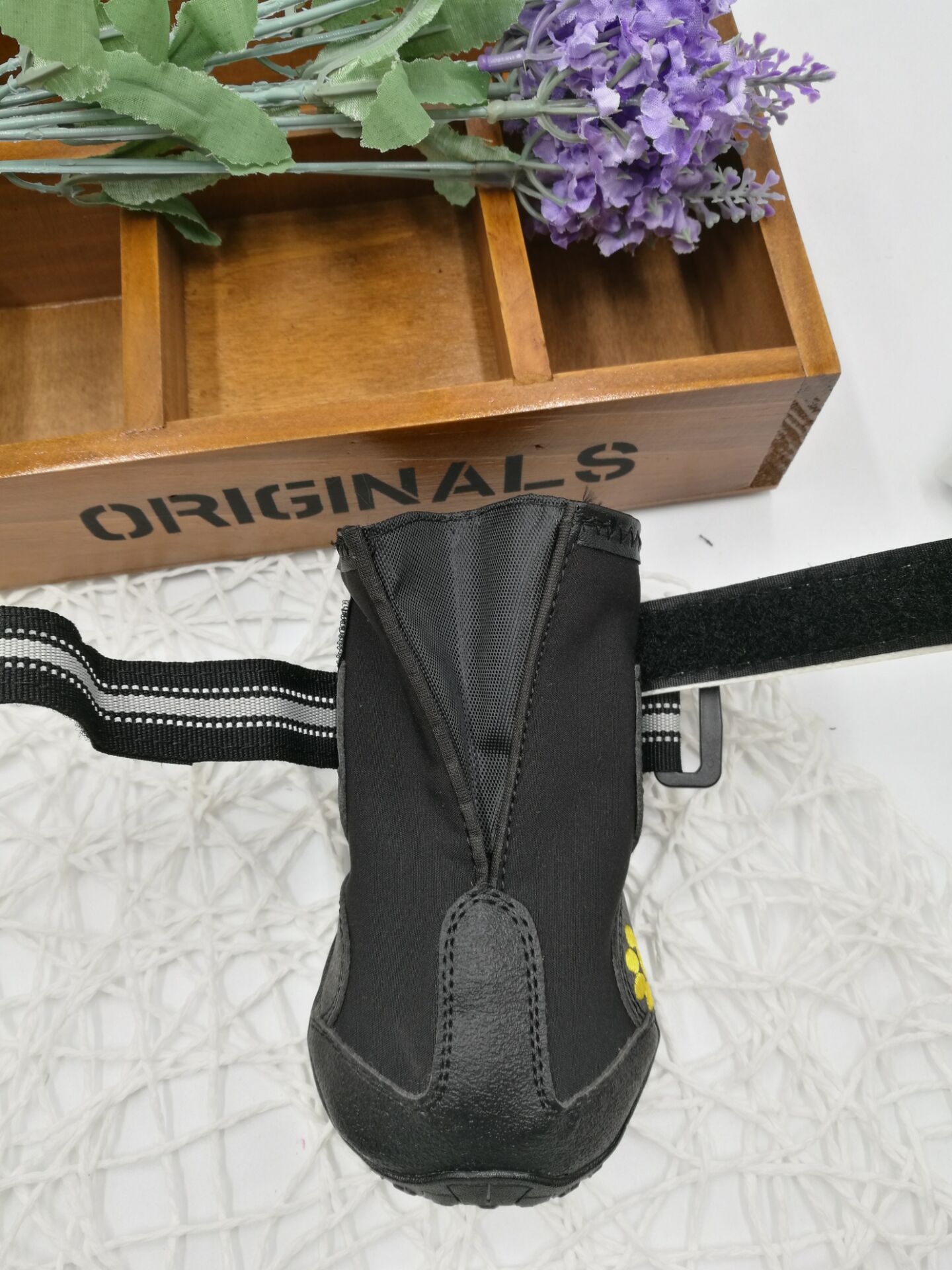Chaussures pour chiens résistantes aux intempéries, confort et protection pour pattes avec semelle étanche.