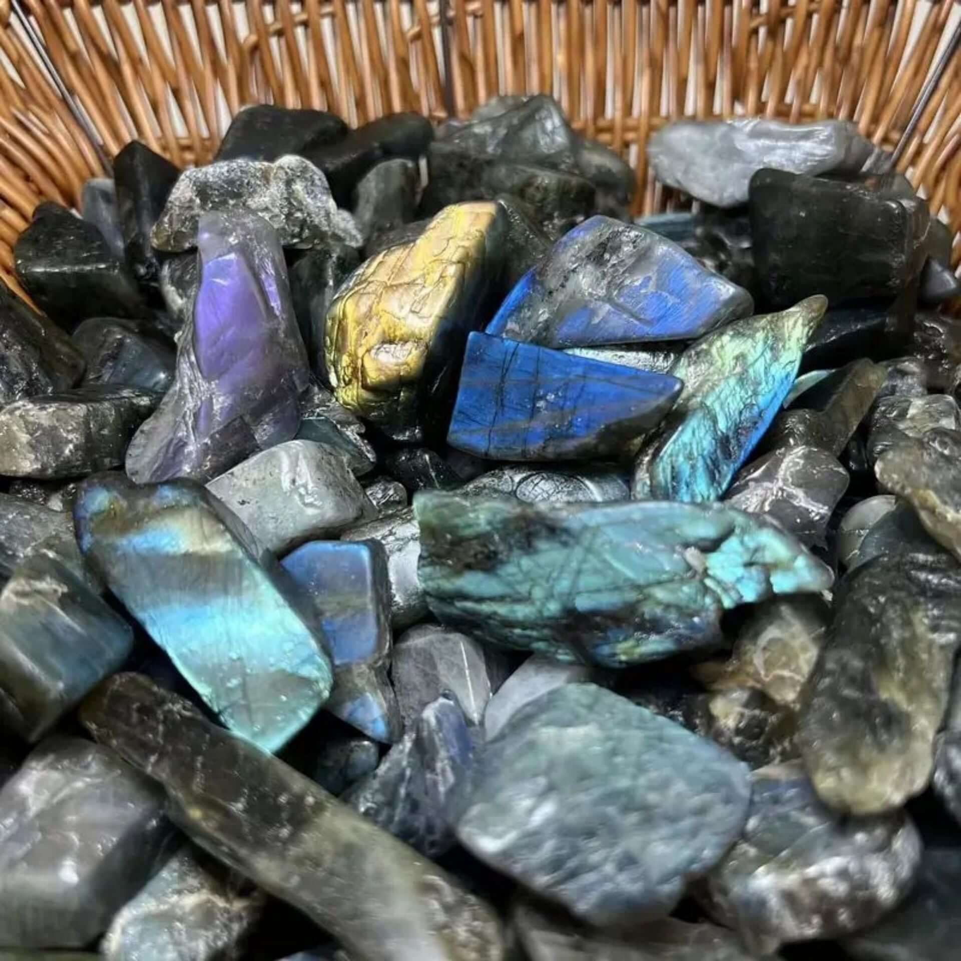 Ornements en labradorite polie, pierres naturelles brillantes aux reflets irisés, parfaits pour décoration moderne.