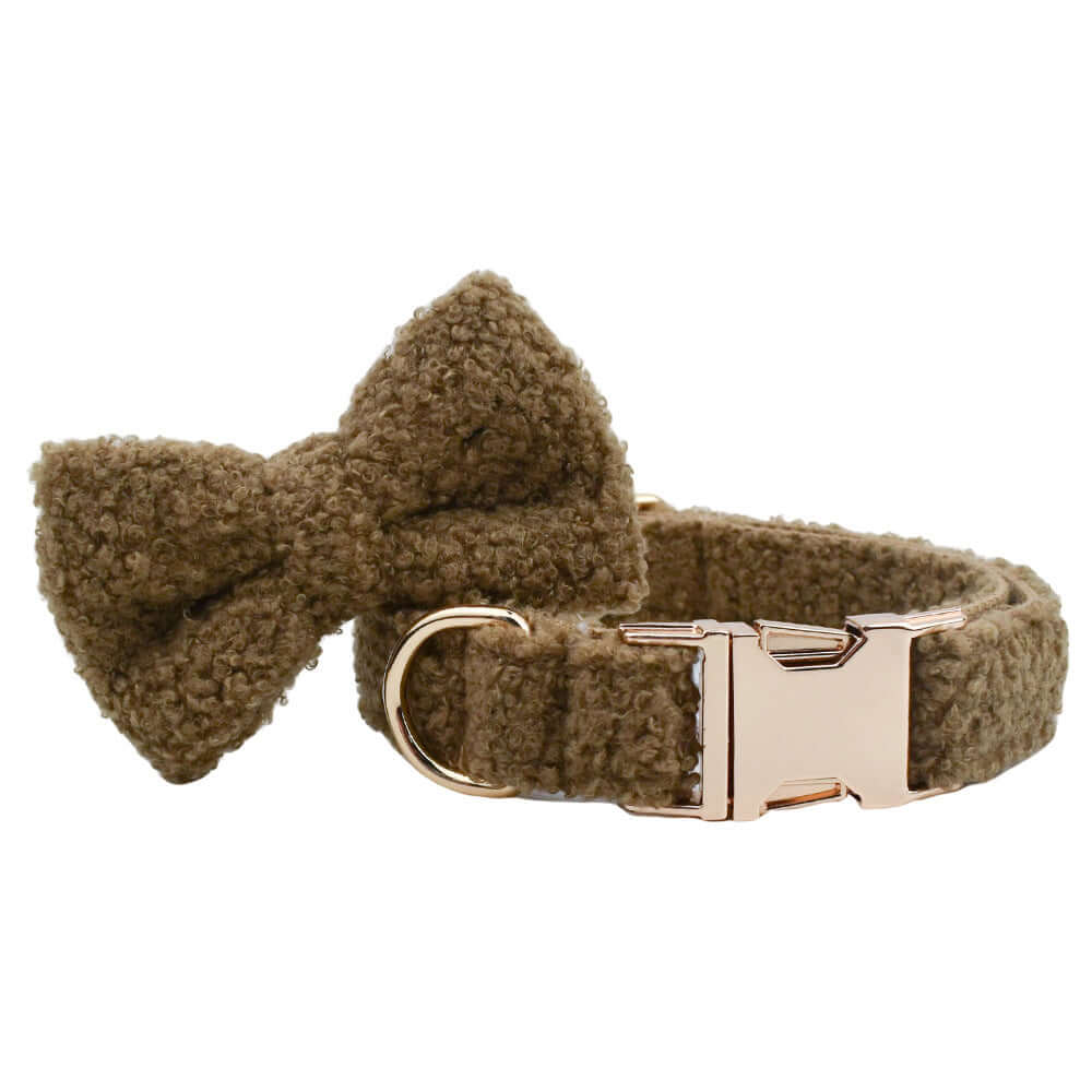 Collier pour chien marron avec nœud en tissu, accessoire élégant et confortable pour animaux.