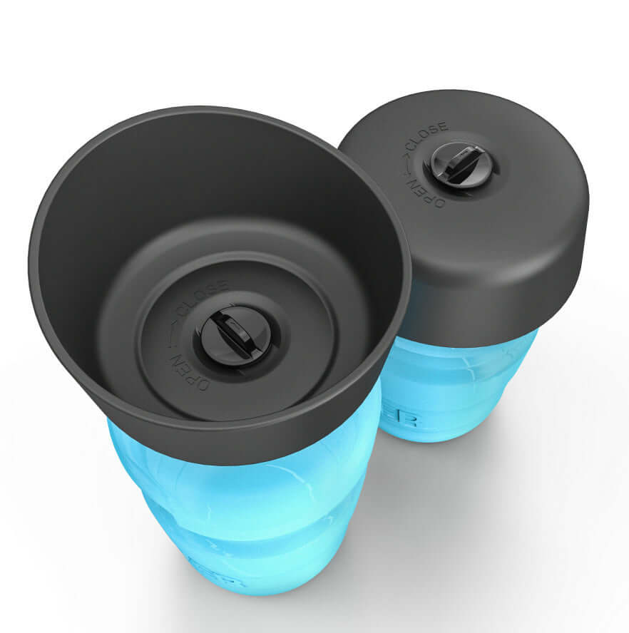 Bouteille d'eau pliable pour chien avec couvercle transformable en bol, idéale pour le voyage.