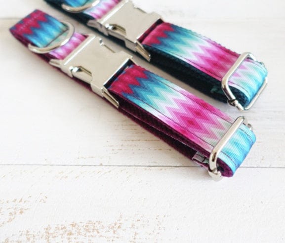 Collier personnalisé pour chien en polyester aux motifs zigzag rose et bleu sur fond blanc.