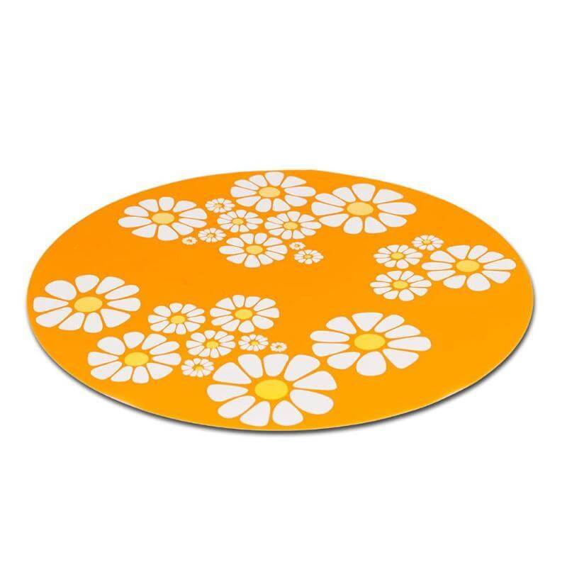 Tapis rond orange à motifs de fleurs blanches, idéal pour apporter une touche décorative à votre intérieur.
