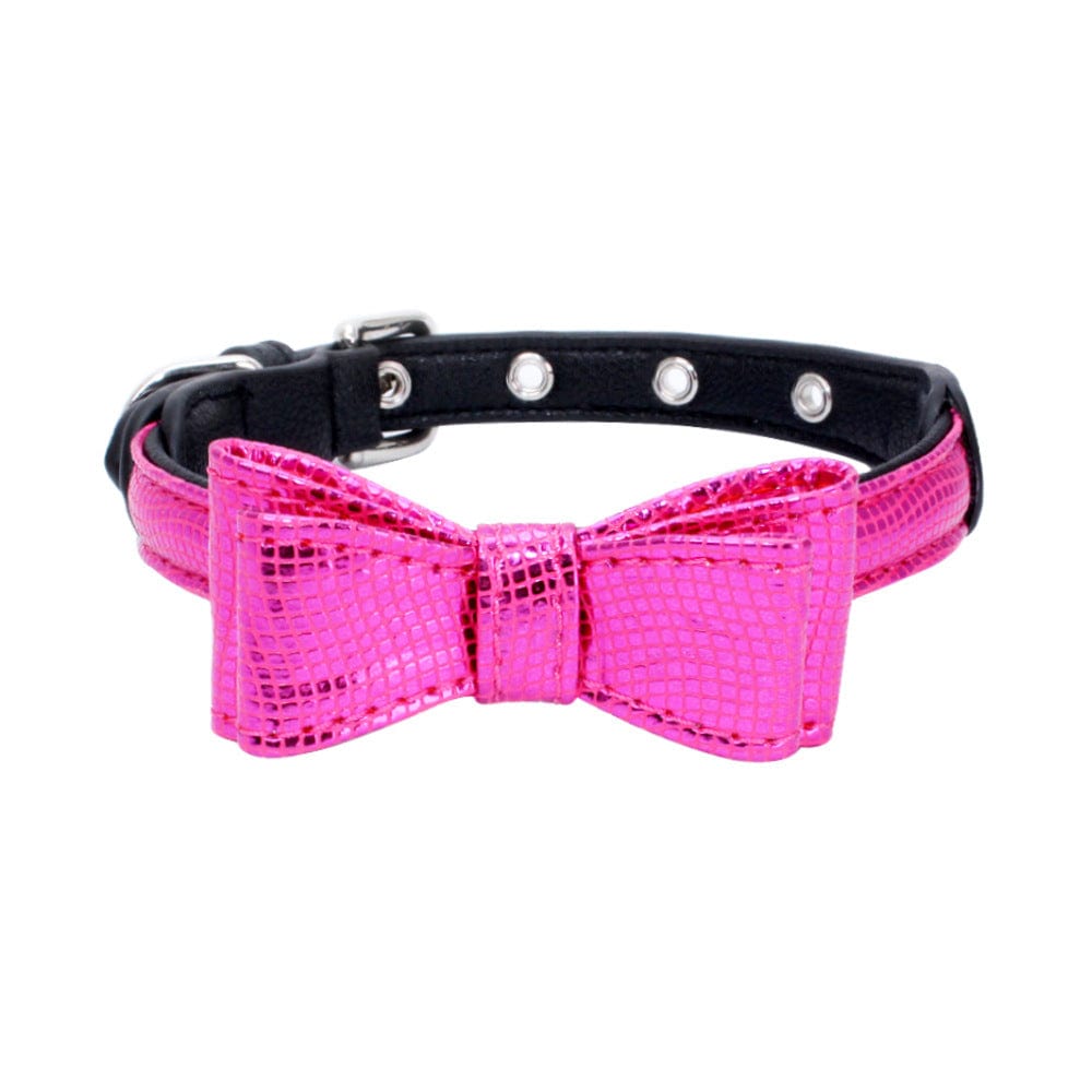 Collier en cuir pour animaux de compagnie avec nœud en satin rose, style élégant et confortable.