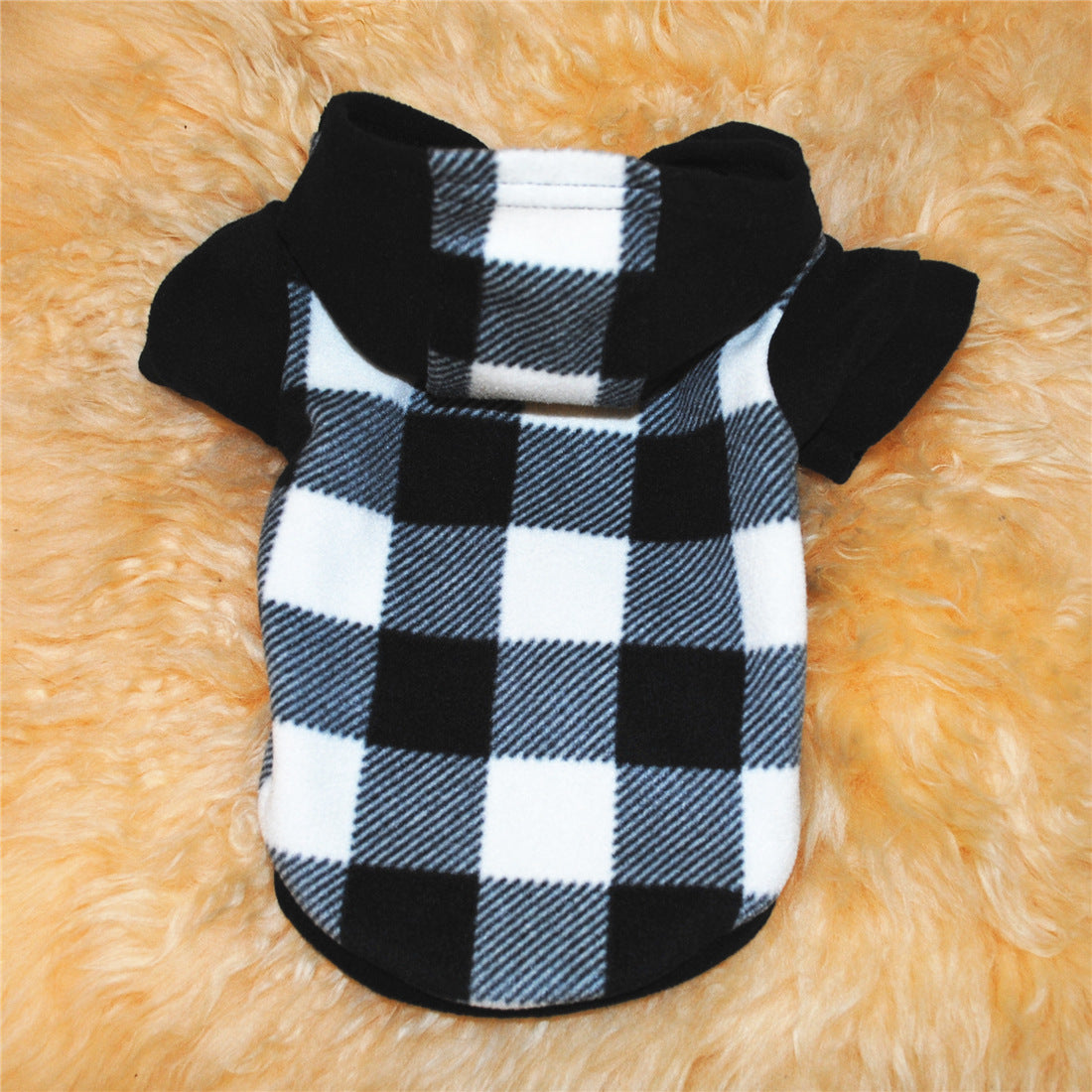 Vêtement à capuche en fleece à carreaux noir et blanc pour chien, idéal pour l'hiver et le confort animalier.