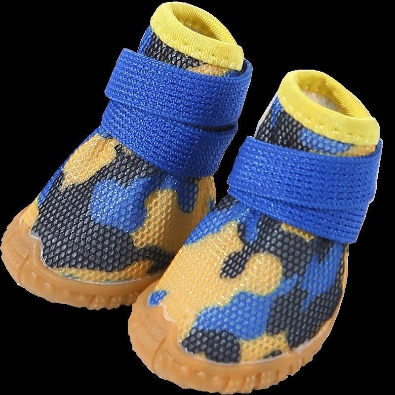 Chaussures non-dérapantes pour chiens en motif camouflage bleu et jaune, idéales pour promenade et protection.