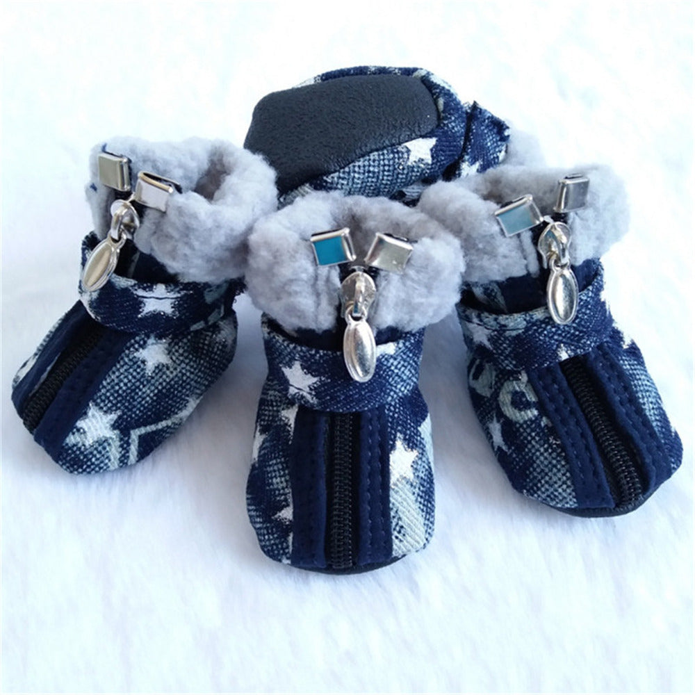 Chaussures en denim pour chien Teddy VIP, conçues avec doublure en polyester et fermeture éclair, style confortable et chic.