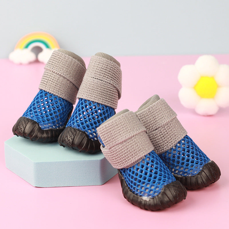 Chaussures anti-dérapantes douces pour chiens en mesh bleu, idéales pour les promenades sur surfaces glissantes.