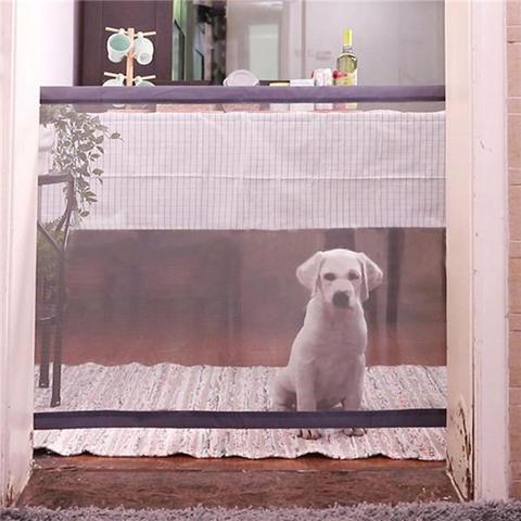 Barrière de séparation portable pour animaux avec un chien assis derrière, sécurisant l'espace à l'intérieur.