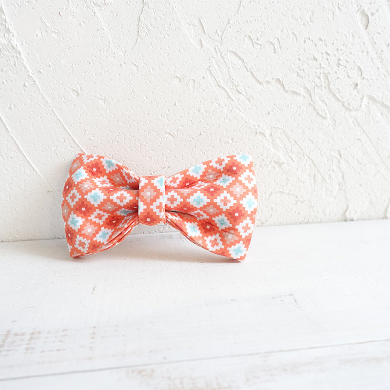 Nœud papillon en polyester pour chien, design élégant avec motifs colorés.