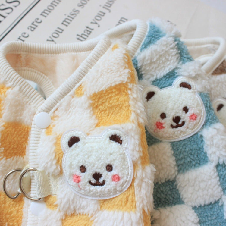Gilet en fleece pour chien doux et coloré avec motifs ourson en peluche, disponible en jaune et bleu.