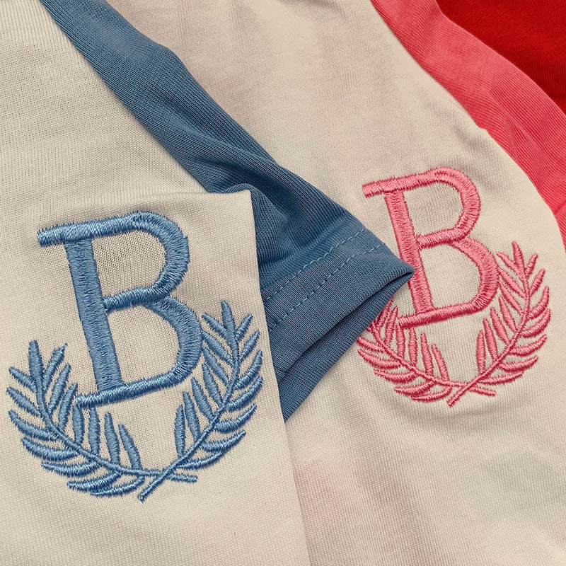 Vêtements pour chiens à manches courtes avec broderies colorées B, style casual et décontracté.