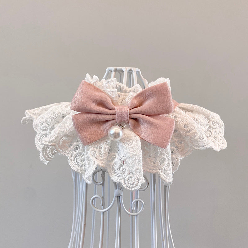 Écharpe élégante pour chat avec nœud en satin rose et perle, ornée de dentelle blanche.