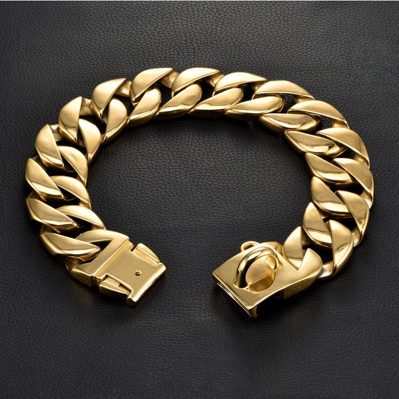 Bracelet en chaîne dorée en métal sur fond noir, design élégant et robuste, accessoire de mode tendance.