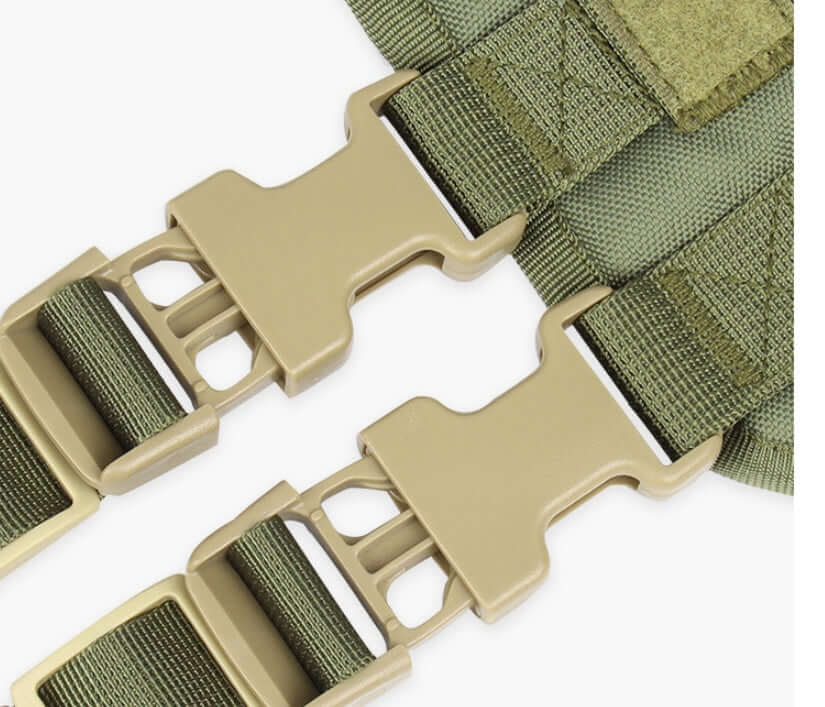 Fermeture et sangles en tissu Oxford de gilet pour chien, robustes et durables.