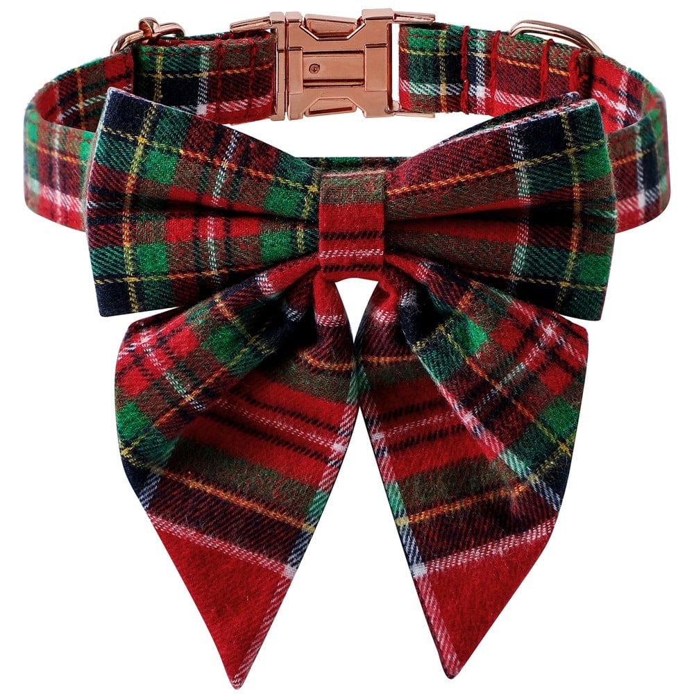 Collier de Noël pour chien avec nœud en tartan rouge et vert et boucle en or rose, élégant et festif.